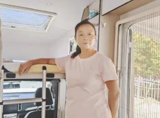 58歲“自駕阿姨”霸氣回應質疑 為什么引爭議？